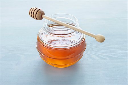 simsearch:600-06671821,k - Pot de miel avec miel Dipper Photographie de stock - Premium Libres de Droits, Code: 600-03907440