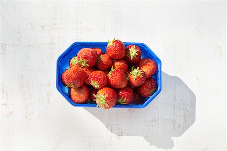 Container of Strawberries Stock Photo - Premium Royalty-Free, Code: 600-03907458