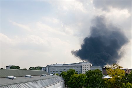 simsearch:700-05948159,k - Smoke from Fire over City, Dusseldorf, Germany Foto de stock - Sin royalties Premium, Código: 600-03901024