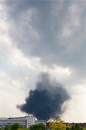 simsearch:700-05948159,k - Smoke from Fire over City, Dusseldorf, Germany Foto de stock - Sin royalties Premium, Código: 600-03901025