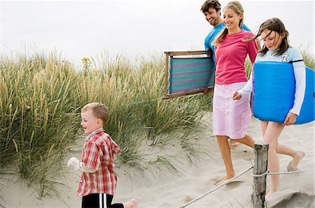 pre-teen beach - Young family walking along beach Foto de stock - Sin royalties Premium, Código: 614-05522868