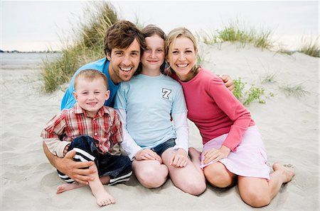 preteen touch - Jeune famille assis sur la plage, portrait Photographie de stock - Premium Libres de Droits, Code: 614-05522873