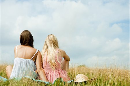 Young lesbian couple sitting together in countryside Stock Photo - Premium Royalty-Free, Code: 614-05557095