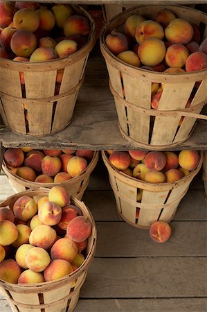 simsearch:614-01088098,k - Baskets of ripe peaches Stock Photo - Premium Royalty-Free, Code: 614-05662369
