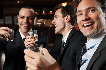 Businessmen enjoying a drink in a bar Foto de stock - Sin royalties Premium, Código: 614-05792411