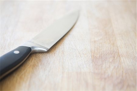 sharp - Kitchen knife on chopping board Stock Photo - Premium Royalty-Free, Code: 614-05819003