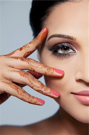 eye makeup - Portrait d'une belle femme avec mehndi Photographie de stock - Premium Libres de Droits, Code: 614-05955245