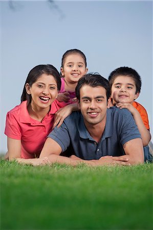 family holidays - Portrait d'une famille Photographie de stock - Premium Libres de Droits, Code: 614-05955378