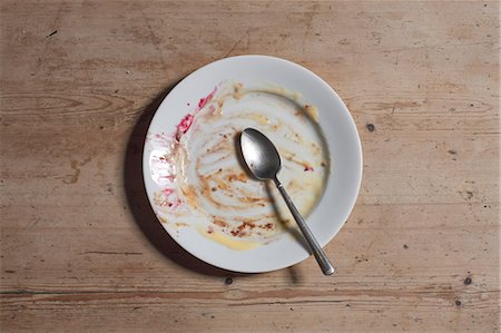 Remains of eaten pudding on plate Stock Photo - Premium Royalty-Free, Code: 614-05955441