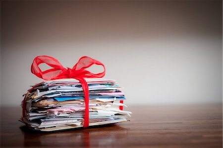 Pile de lettres à égalité avec ruban Photographie de stock - Premium Libres de Droits, Code: 614-05955600