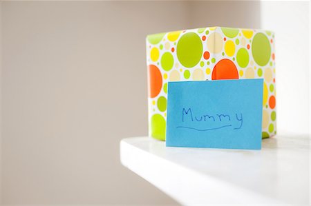 pattern background cute - Gift and card with "mummy" written on it Stock Photo - Premium Royalty-Free, Code: 614-05955601