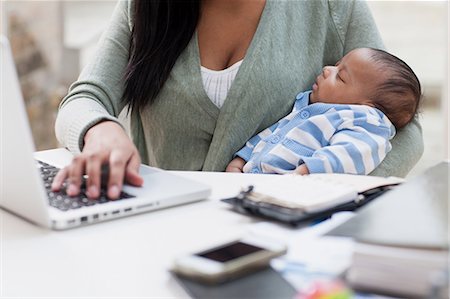encantador - Mother holding baby and using laptop Foto de stock - Sin royalties Premium, Código: 614-05955625