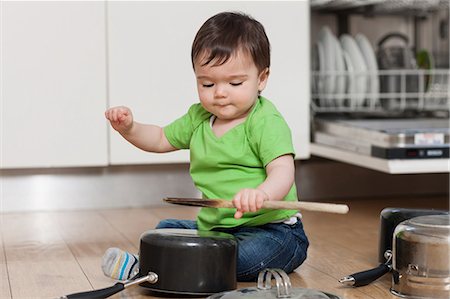 dishwasher - Baby playing with pots and pans Foto de stock - Sin royalties Premium, Código: 614-05955647