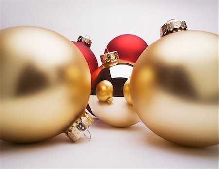 Gold Christmas decorations, studio shot Foto de stock - Sin royalties Premium, Código: 614-06002241