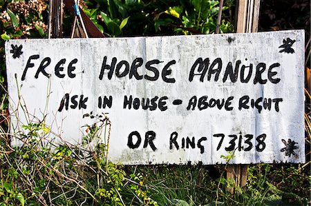 Handwritten sign advertising free horse manure Stock Photo - Premium Royalty-Free, Code: 614-06002496