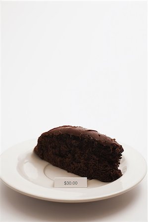 Tranche de gâteau au chocolat avec étiquette de prix de 30 dollars Photographie de stock - Premium Libres de Droits, Code: 614-06043726