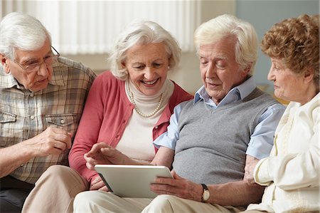 Senior adults using digital tablet Foto de stock - Sin royalties Premium, Código: 614-06043836