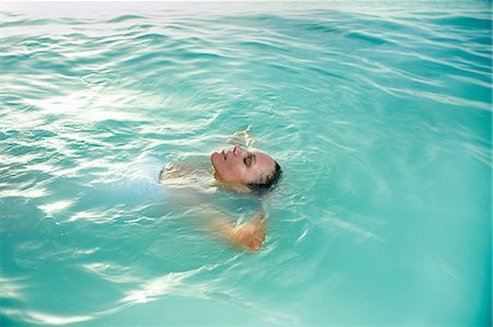 paradise (place of bliss) - Relaxed woman floating in ocean Foto de stock - Sin royalties Premium, Código: 614-06115983
