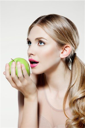 simsearch:614-06116210,k - Young woman eating apple Foto de stock - Sin royalties Premium, Código: 614-06116217