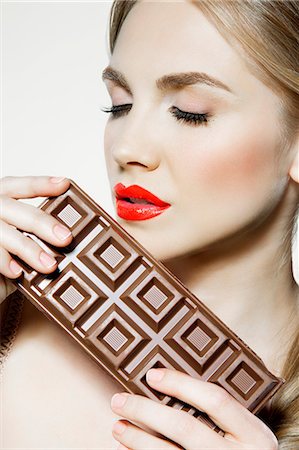 simsearch:614-06116210,k - Young woman holding chocolate Foto de stock - Sin royalties Premium, Código: 614-06168633
