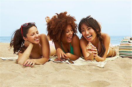 Jeunes femmes se faire bronzer sur la plage Photographie de stock - Premium Libres de Droits, Code: 614-06169420