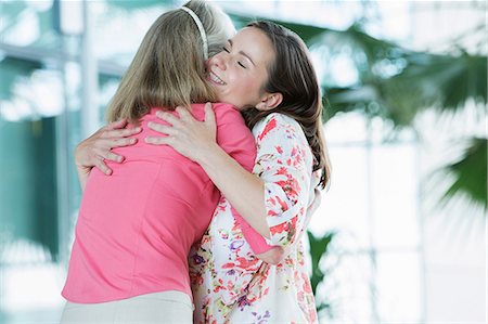 Adult mother and daughter embracing Foto de stock - Sin royalties Premium, Código: 614-06169560