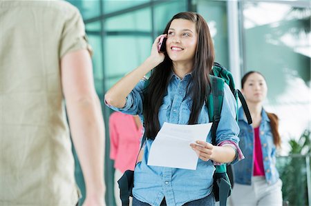 Jeune femelle backpacker dans l'aéroport Photographie de stock - Premium Libres de Droits, Code: 614-06169588