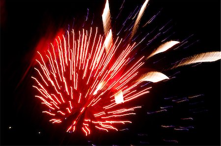 fireworks - Explosion de feux d'artifice rouge Photographie de stock - Premium Libres de Droits, Code: 614-06311855