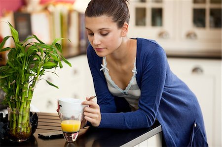 Young woman eating breakfast Foto de stock - Sin royalties Premium, Código: 614-06335984