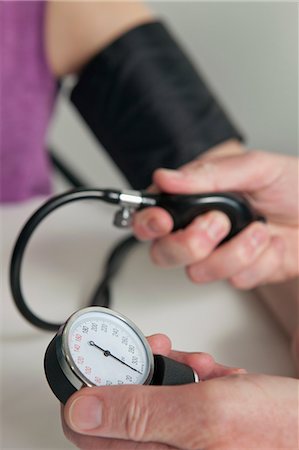 dial (measuring gauge) - Médecin à l'aide de la jauge de pression artérielle sur patient pendant l'examen médical Photographie de stock - Premium Libres de Droits, Code: 614-06336273