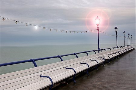 simsearch:614-05955565,k - Bancs vides sur le bord de mer pier, Eastbourne, East Sussex, UK Photographie de stock - Premium Libres de Droits, Code: 614-06402723