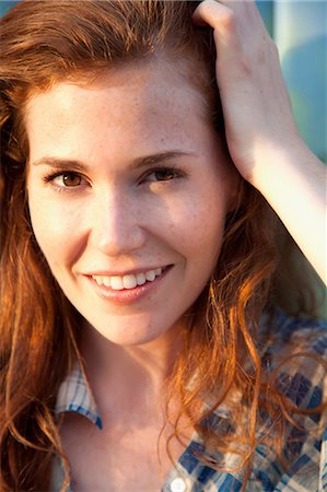 Young woman with hand in hair, portrait Foto de stock - Sin royalties Premium, Código: 614-06402825