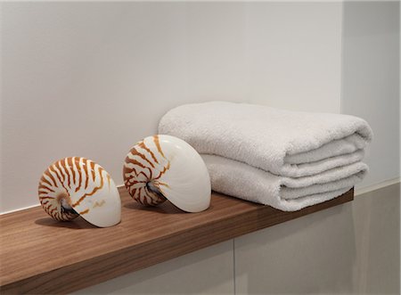 Seashells and towels on shelf Stock Photo - Premium Royalty-Free, Code: 614-06402953