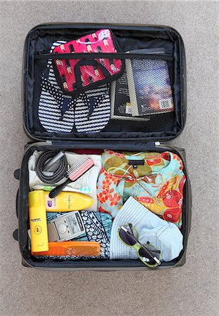 Suitcase packed for vacation Stock Photo - Premium Royalty-Free, Code: 614-06402963