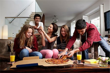 Adolescents ayant take away pizza Photographie de stock - Premium Libres de Droits, Code: 614-06403046