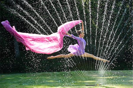 Ballerina leaping over water sprinkler with fabric Foto de stock - Sin royalties Premium, Código: 614-06442789