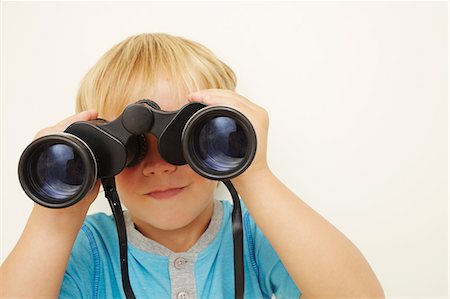 Boy looking through binoculars Foto de stock - Sin royalties Premium, Código: 614-06442819