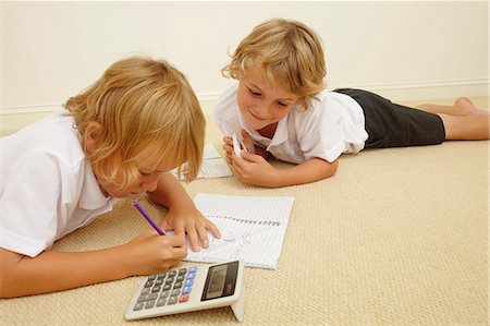 Two schoolboys doing homework Foto de stock - Sin royalties Premium, Código: 614-06442826