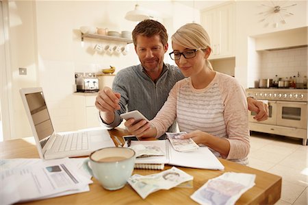 Couple counting money Stock Photo - Premium Royalty-Free, Code: 614-06443023