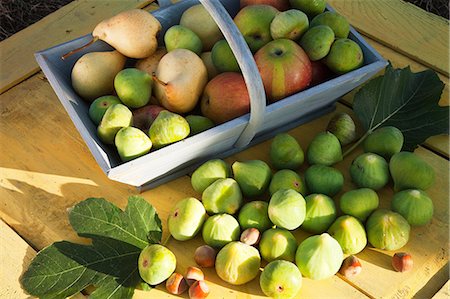 simsearch:614-01088098,k - Basket of fresh apples and pears Stock Photo - Premium Royalty-Free, Code: 614-06443085