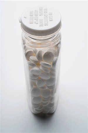 pill bottles - Bottle of aspirin Stock Photo - Premium Royalty-Free, Code: 614-06443120