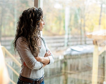 simsearch:614-06896117,k - Woman looking out window Stock Photo - Premium Royalty-Free, Code: 614-06536786