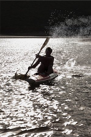 Man rowing kayak in lake Foto de stock - Sin royalties Premium, Código: 614-06537083