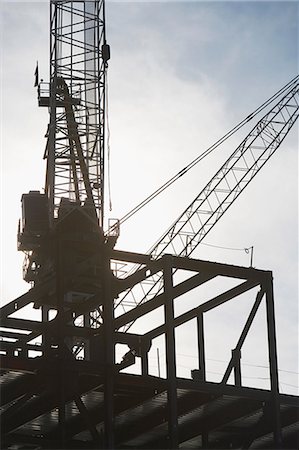 desenvolvimento - Crane over building under construction Foto de stock - Royalty Free Premium, Número: 614-06537384