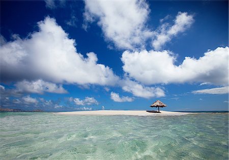 Clouds over sandbar and tropical water Photographie de stock - Premium Libres de Droits, Code: 614-06537518