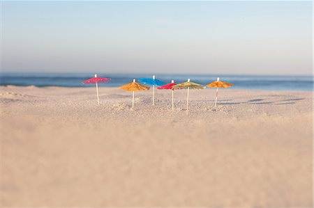 simsearch:614-05955565,k - Drink umbrellas on empty beach Photographie de stock - Premium Libres de Droits, Code: 614-06537584