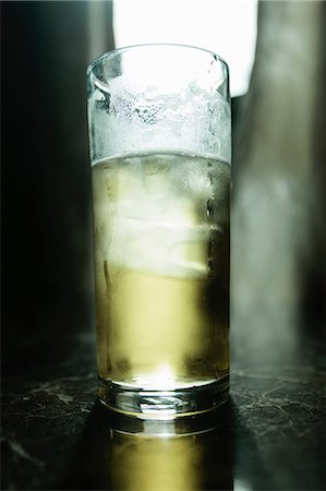 simsearch:614-06002054,k - Glass of beer illuminated on bar Stock Photo - Premium Royalty-Free, Code: 614-06537601