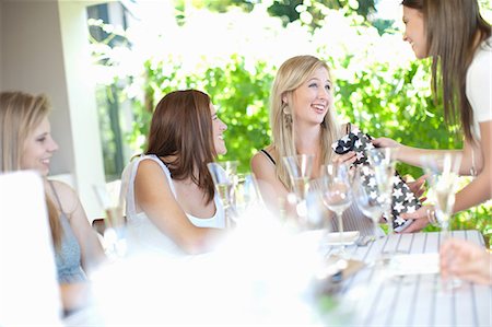 Woman receiving presents at party Photographie de stock - Premium Libres de Droits, Code: 614-06537621