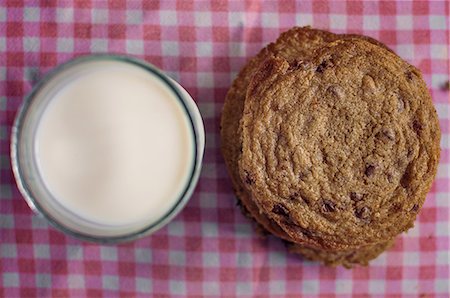 simsearch:614-06537664,k - Stack of chocolate chip cookies and milk Stock Photo - Premium Royalty-Free, Code: 614-06537661