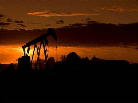 saskatchewan silo photos - Silhouette of oil well at sunset Foto de stock - Sin royalties Premium, Código: 614-06624077